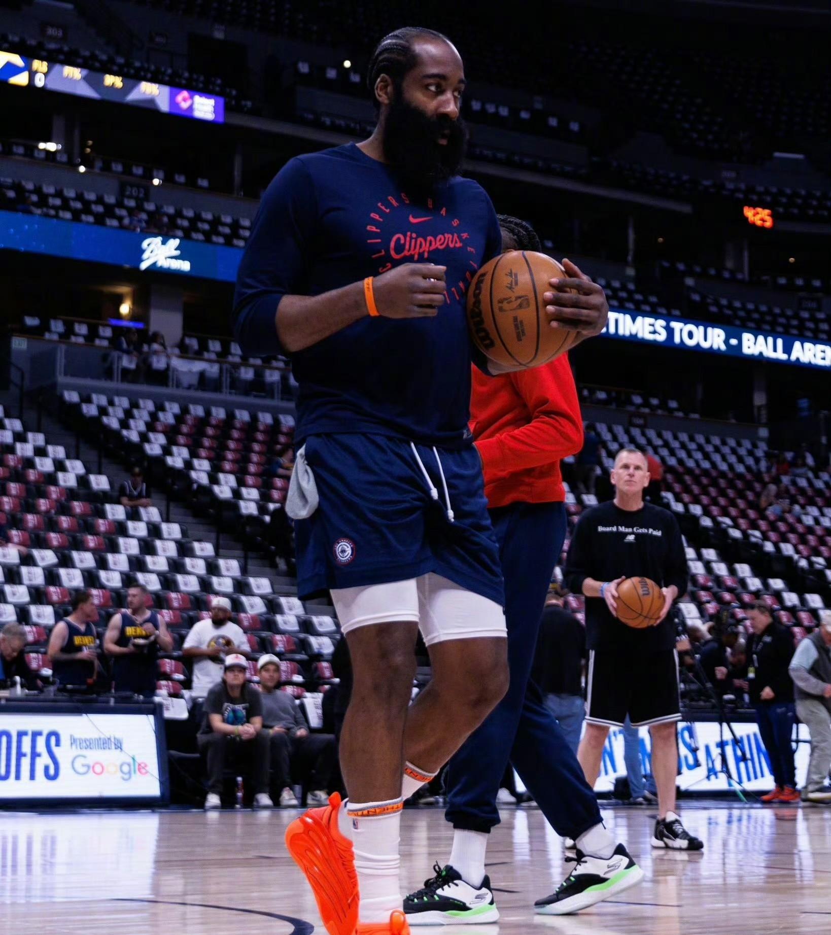 哈登重要时刻战术调整，掘金带队取胜！气势如虹延续的简单介绍