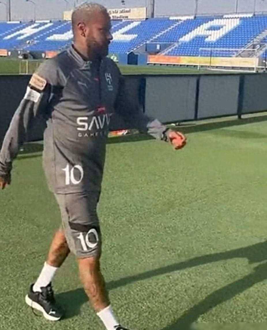 爱游戏体育-内马尔与30激战IG分钟，刷新纪录胜负难料！，阿扎伦卡焦点对战引发球迷热议(郑钦文首战对手是阿扎伦卡)